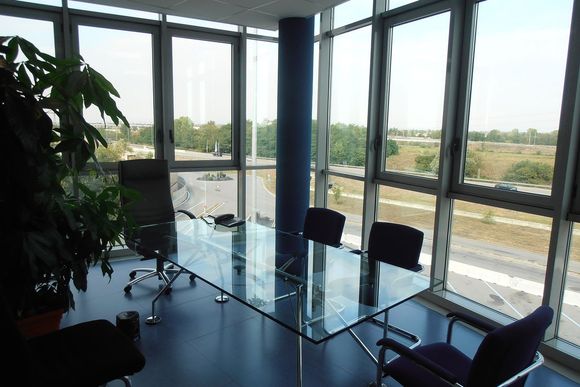 sede azienda con vetrate