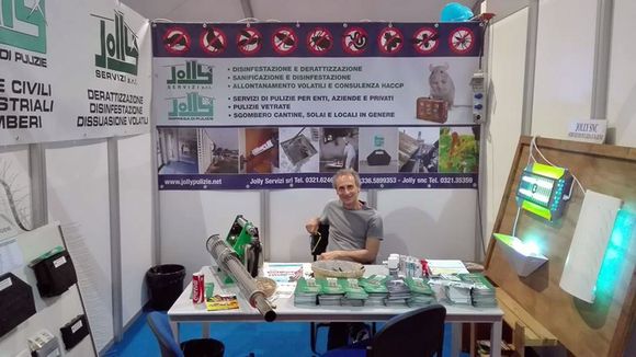 impiegato dell'azienda nello stand espositivo