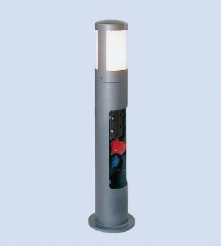 Ein grauer Mast mit einem Licht darauf