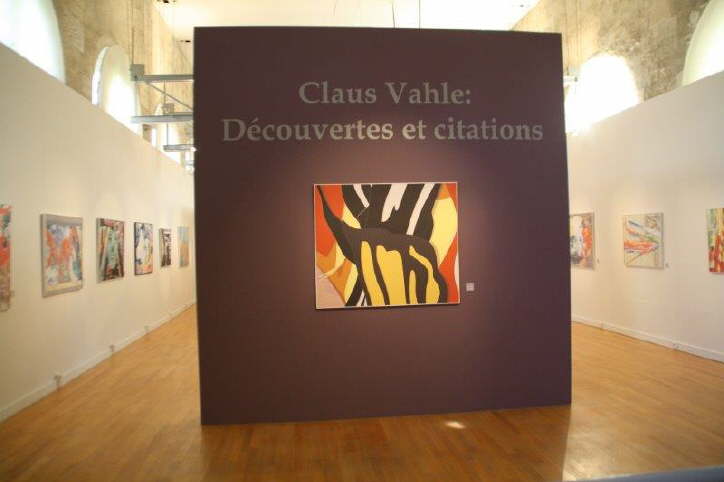 Eine Wand mit einem Bild darauf, auf dem steht: Claus Vahle decouvertes et citations