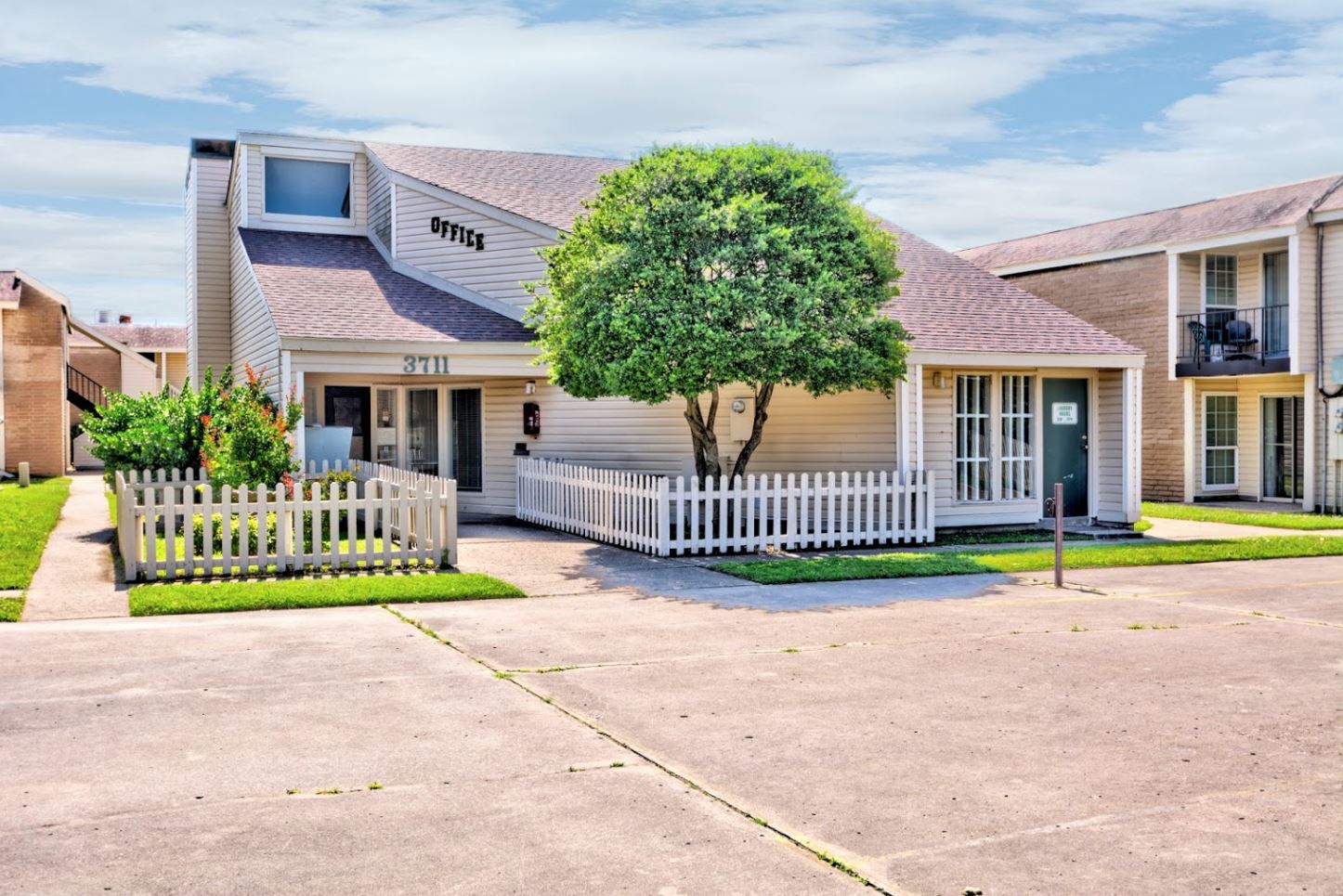 Exterior | Country Club Apartments