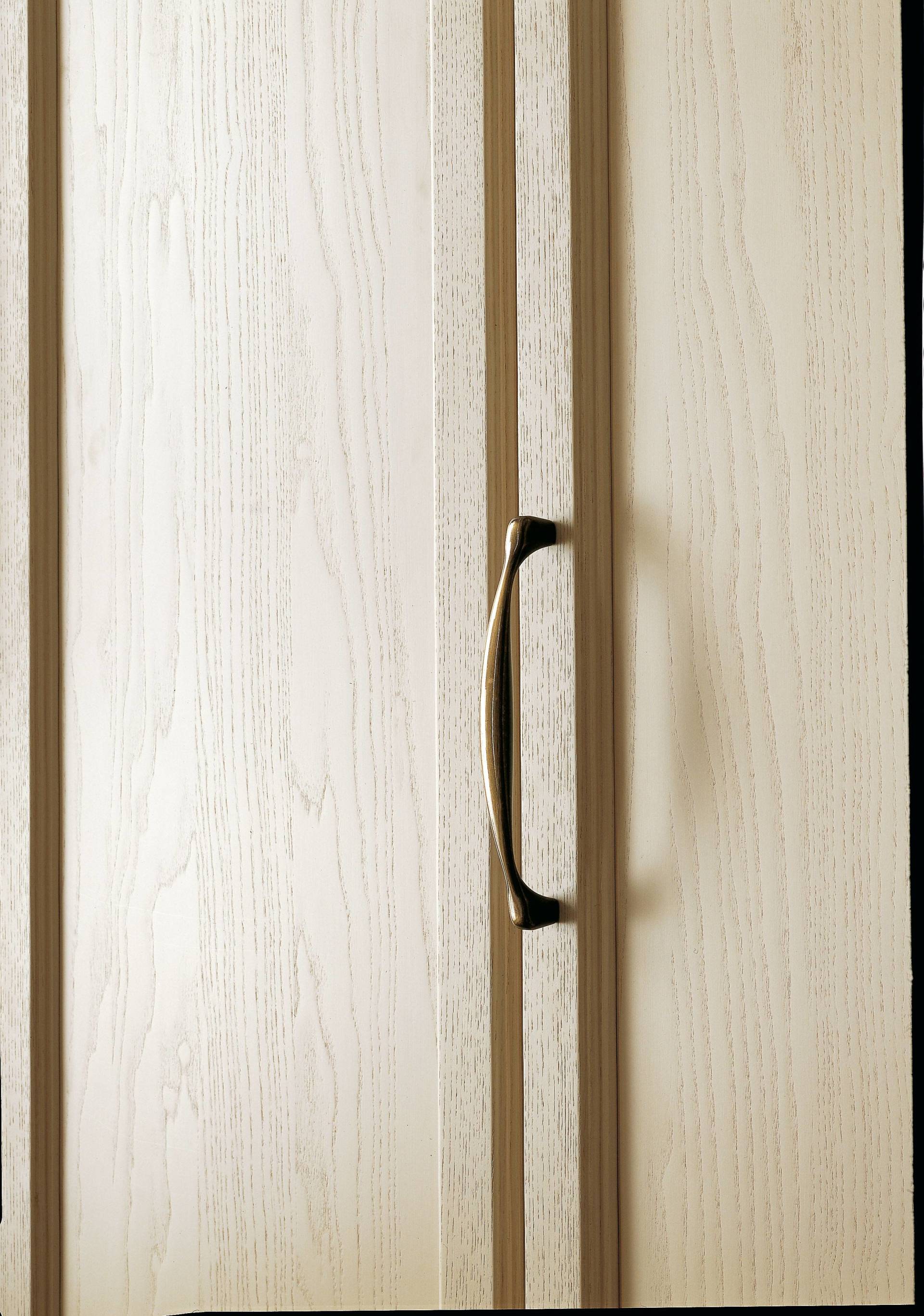 armadio classico in legno massiccio