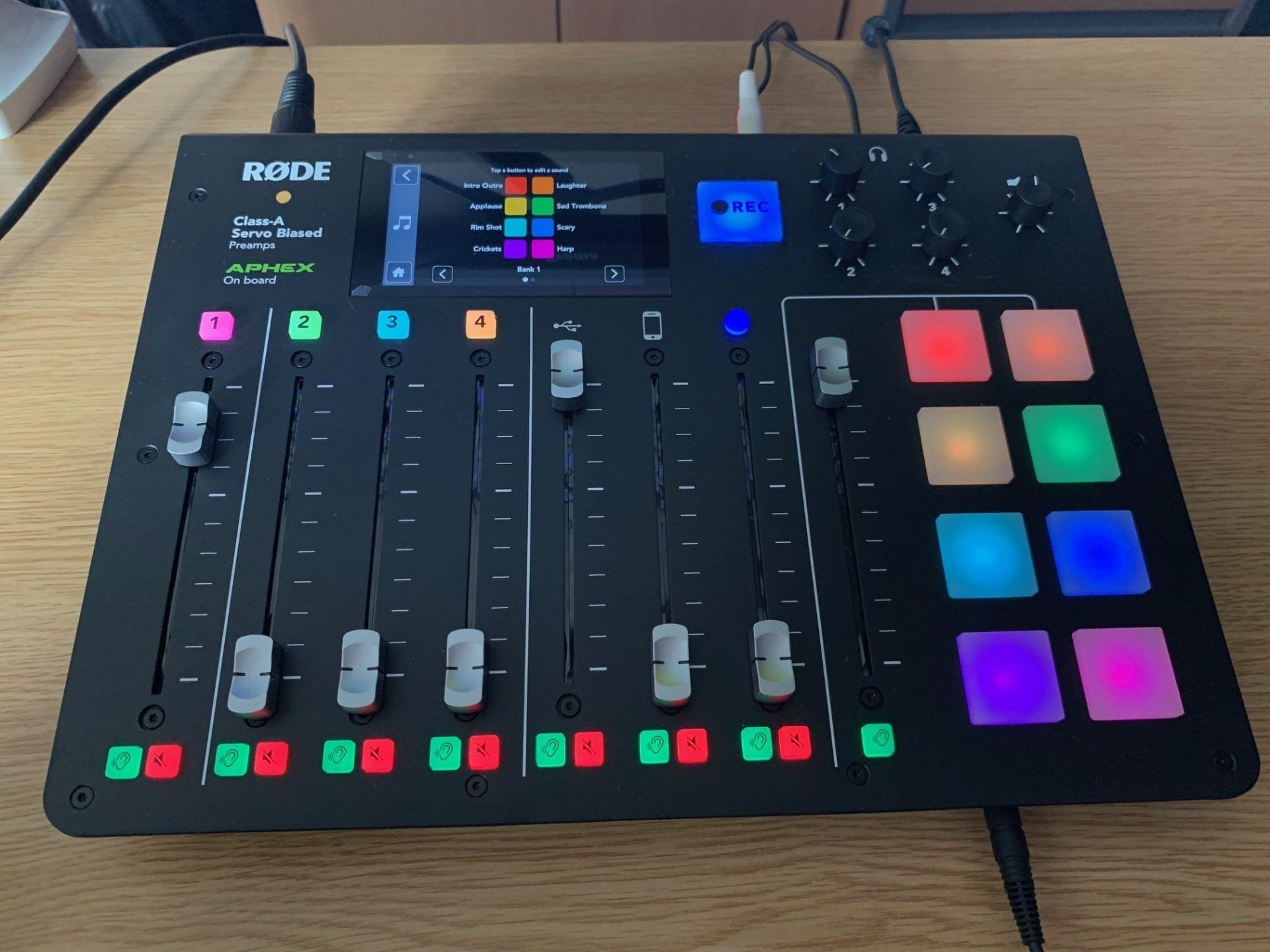 A mixer with the word rode on it