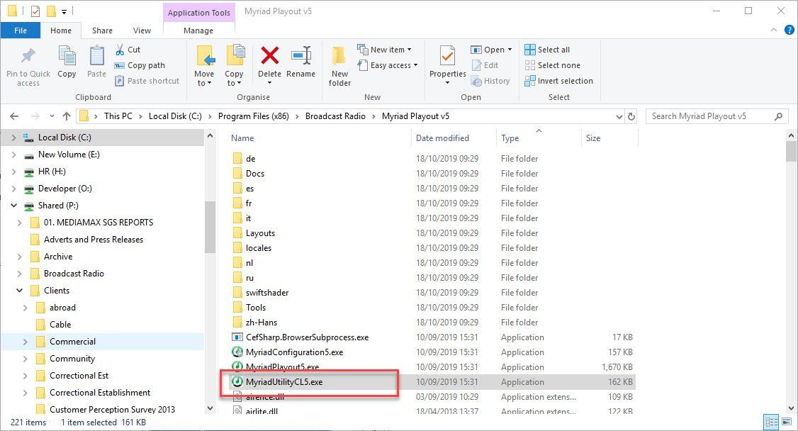 A computer screen shows a folder with a red arrow pointing to it.