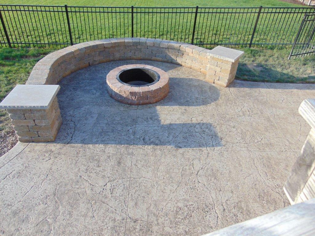 A nice and round fire pit in the middle of the patio