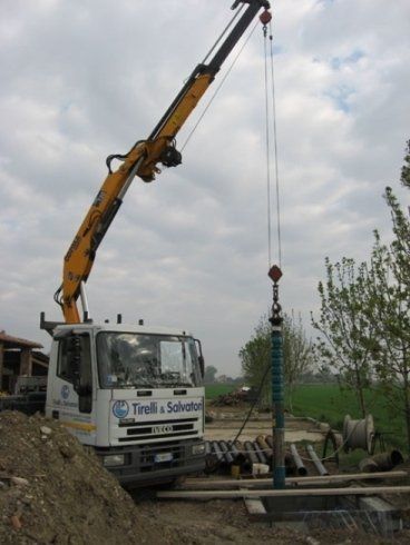 gru durante lavori per la realizzazione di un impianto di irrigazione