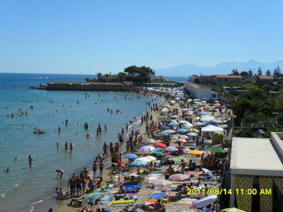 La spiaggia si riempie con l'arrivo dell'estate