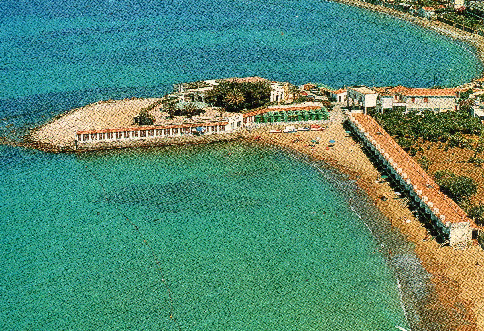 Fin dall'aria si vede l’hotel avvolto dal blu del mare
