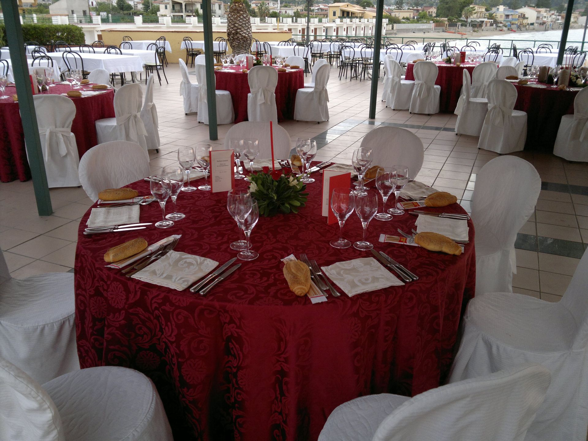 Bella vista del ristorante presto per celebrare il matrimonio