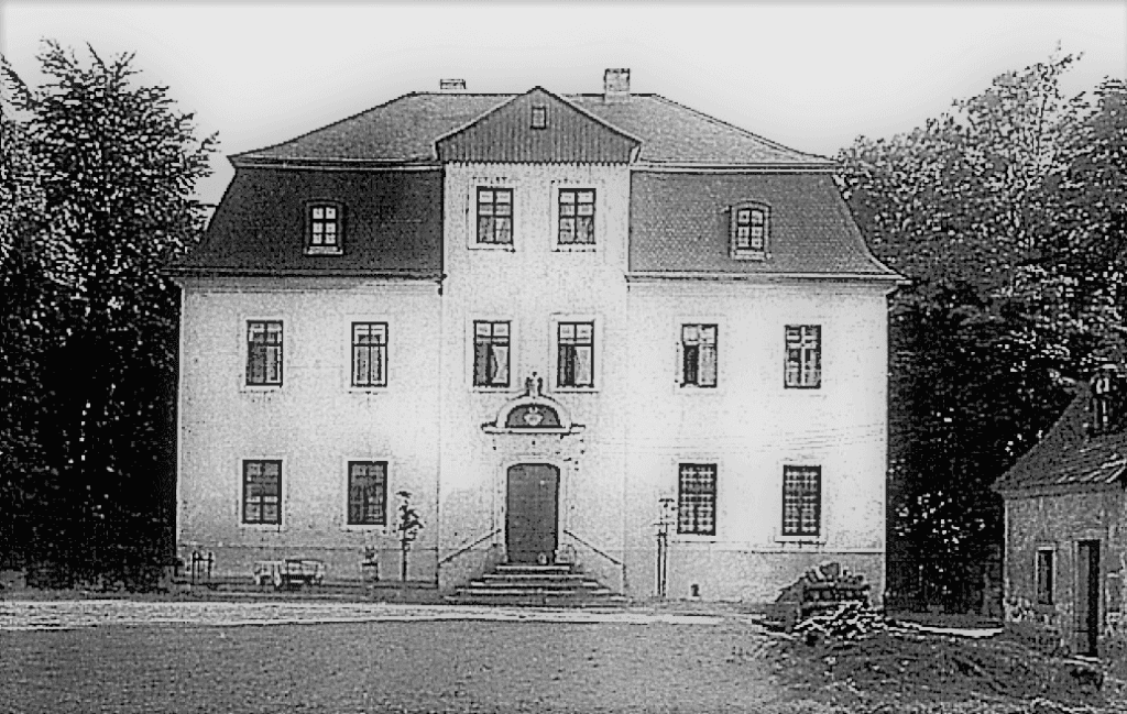 Rittergut Adlershof Umweltzentrum Oberlauterbach Vogtland NUZ - Abb. 4 Ansicht des Herrenhauses (im Hintergrund der Gutspark, rechts die Försterei) von der Gutshofseite im Jahre 1927 © Edith Bayerlein Rittergut Adlershof Umweltzentrum Oberlauterbach Vogtland NUZ - Abb. 4 Ansicht des Herrenhauses (im Hintergrund der Gutspark, rechts die Försterei) von der Gutshofseite im Jahre 1927 © Edith Bayerlein