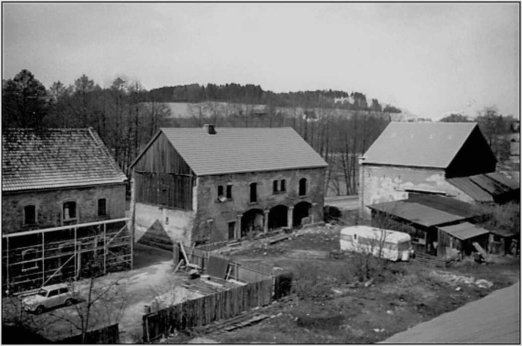 Rittergut Adlershof Umweltzentrum Oberlauterbach Vogtland NUZ - Abb. 10 Remise und westliche Scheunenhälfte vor der Sanierung 1992 © Schneider, Gröger Rittergut Adlershof Umweltzentrum Oberlauterbach Vogtland NUZ - Abb. 10 Remise und westliche Scheunenhälfte vor der Sanierung 1992 © Schneider, Gröger
