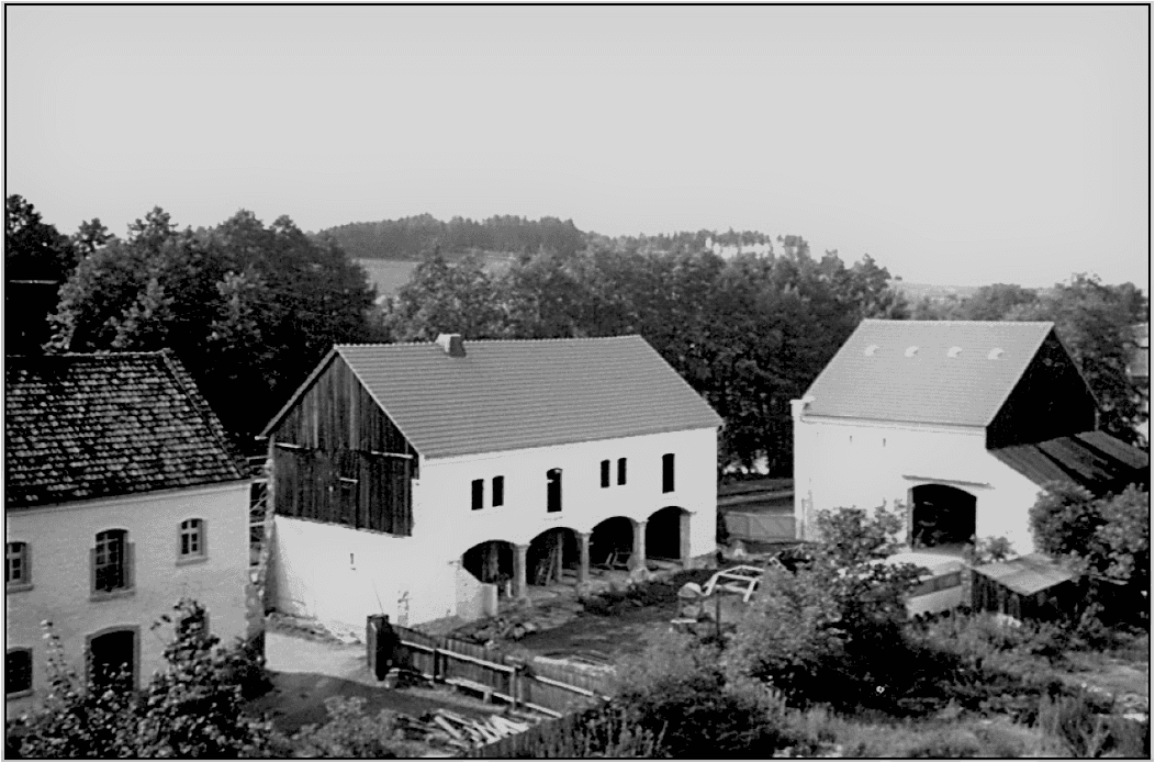 Rittergut Adlershof Umweltzentrum Oberlauterbach Vogtland NUZ - Abb. 11 Remise und westliche Scheunenhäfte während der Sanierung im Jahre 1993 © Schneider, Gröger Rittergut Adlershof Umweltzentrum Oberlauterbach Vogtland NUZ - Abb. 11 Remise und westliche Scheunenhäfte während der Sanierung im Jahre 1993 © Schneider, Gröger