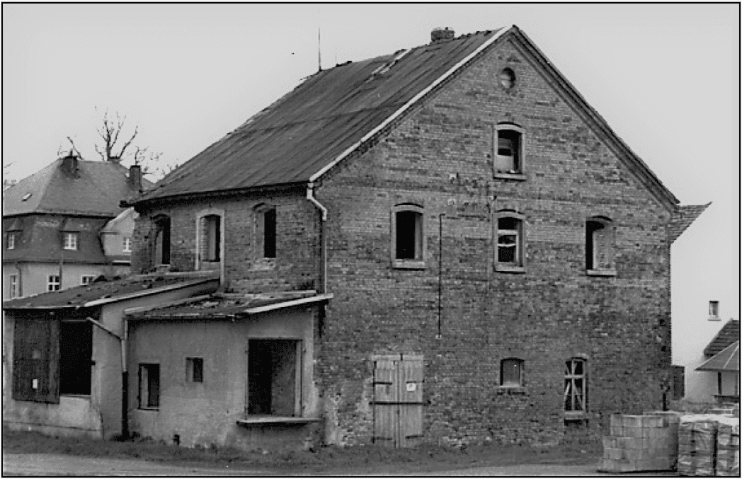 Rittergut Adlershof Umweltzentrum Oberlauterbach Vogtland NUZ - Abb. 12 Hinter- und Seitenansicht des Milchhauses im Jahre 1994 vor der Sanierung © Schneider, Gröger Rittergut Adlershof Umweltzentrum Oberlauterbach Vogtland NUZ - Abb. 12 Hinter- und Seitenansicht des Milchhauses im Jahre 1994 vor der Sanierung © Schneider, Gröger