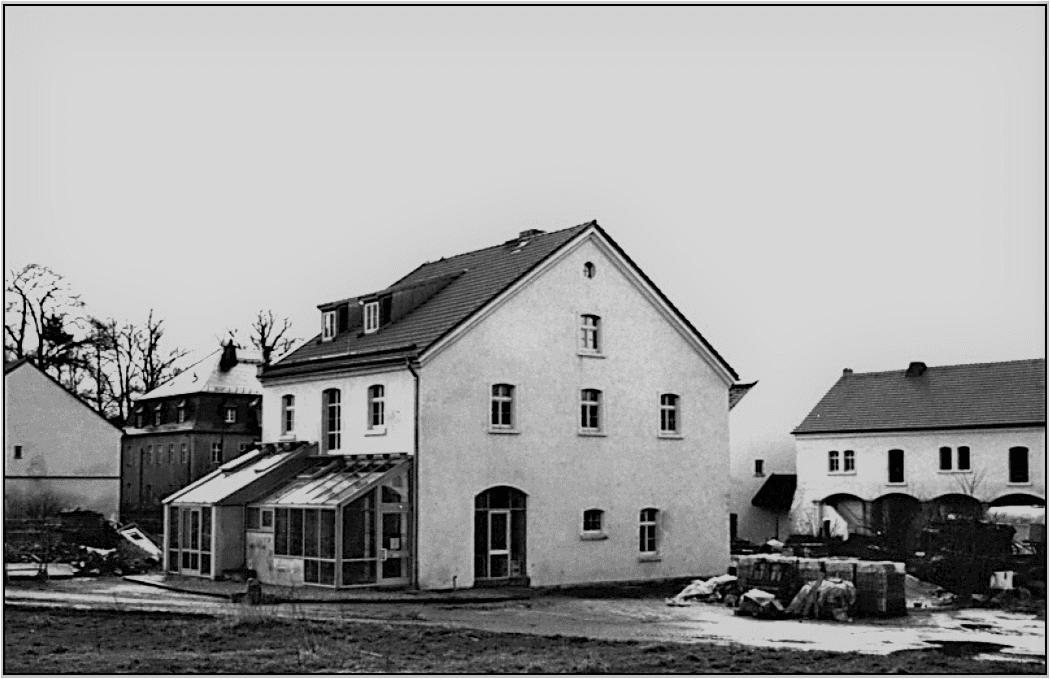 Rittergut Adlershof Umweltzentrum Oberlauterbach Vogtland NUZ - Abb. 13 Hinter- und Seitenansicht des Milchhauses nach der Sanierung und Umnutzung (heute u.a. Bistro „Die Hofstub“) im Jahre 1996 © Schneider, Gröger Rittergut Adlershof Umweltzentrum Oberlauterbach Vogtland NUZ - Abb. 13 Hinter- und Seitenansicht des Milchhauses nach der Sanierung und Umnutzung (heute u.a. Bistro „Die Hofstub“) im Jahre 1996 © Schneider, Gröger