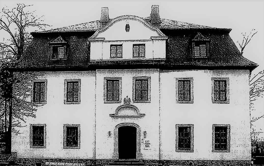 Rittergut Adlershof Umweltzentrum Oberlauterbach Vogtland NUZ - Abb. 5 Das Herrenhaus nach Erweiterung und Modernisierung 1936 bis 1939 sowie nach der Sanierung im Jahre 2000 © Joachim Thoss Rittergut Adlershof Umweltzentrum Oberlauterbach Vogtland NUZ - Abb. 5 Das Herrenhaus nach Erweiterung und Modernisierung 1936 bis 1939 sowie nach der Sanierung im Jahre 2000 © Joachim Thoss