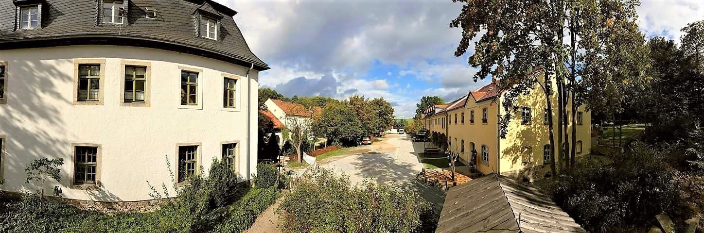Rittergut Adlershof Umweltzentrum Oberlauterbach Vogtland NUZ - Blick in Innenhof © Jens Reiher