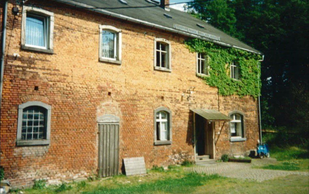 Rittergut Adlershof Umweltzentrum Oberlauterbach Vogtland NUZ - Hofseite Gutsveralterhaus 1992 © Sven Reiher