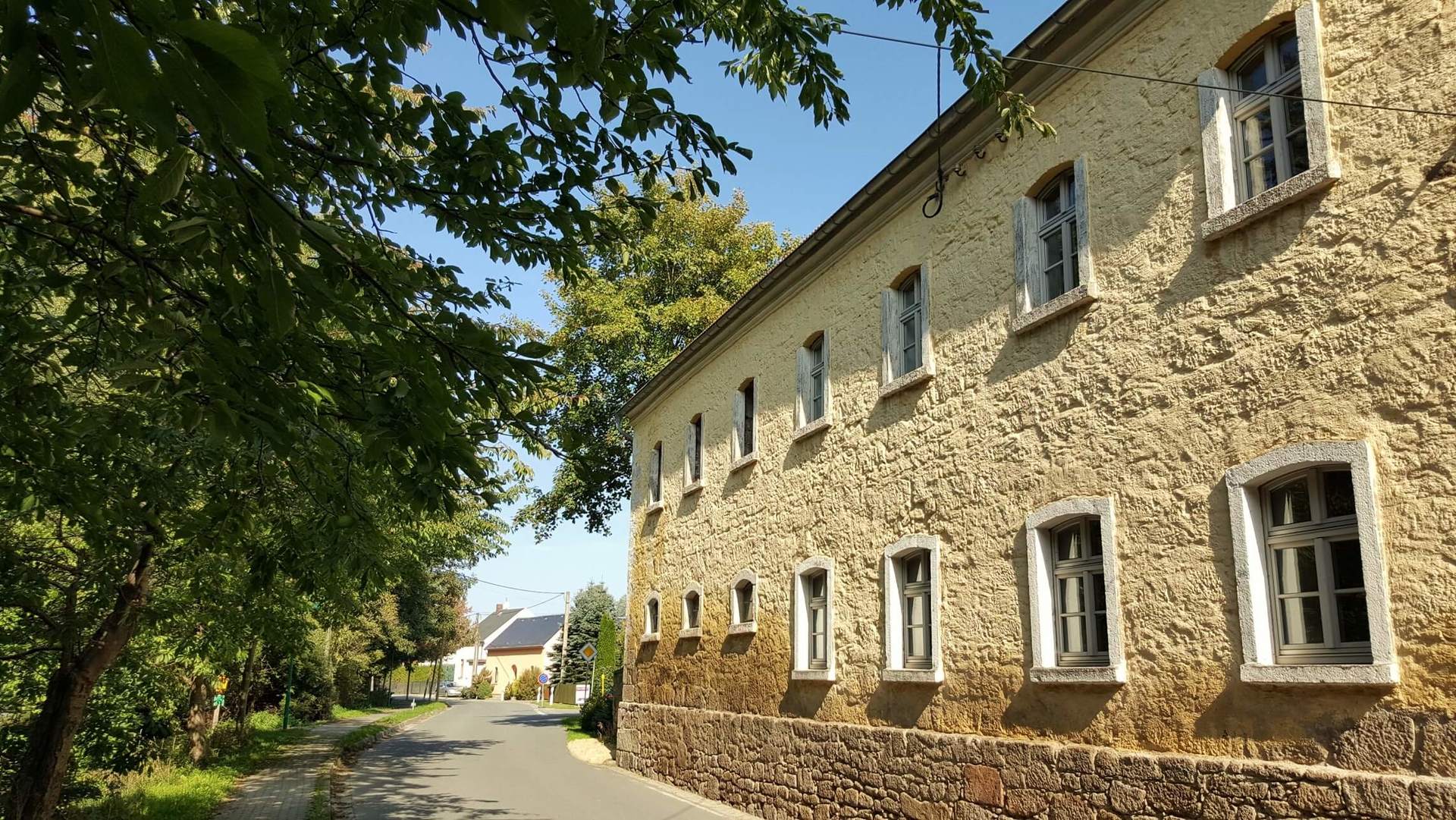 Rittergut Adlershof Umweltzentrum Oberlauterbach Vogtland NUZ - Remisengebäude straßenseitig © Jens Reiher