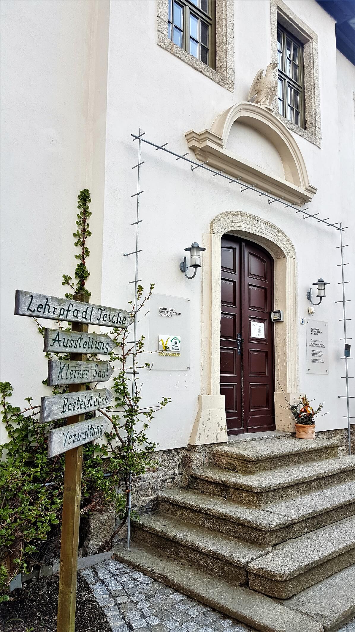 Rittergut Adlershof Umweltzentrum Oberlauterbach Vogtland NUZ - Wegweiser Herrenhaus © Jens Reiher
