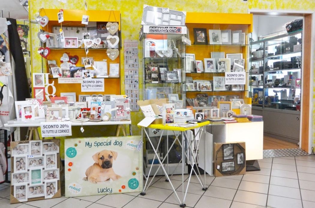 fotografo che lavora sulle stampe personalizzate