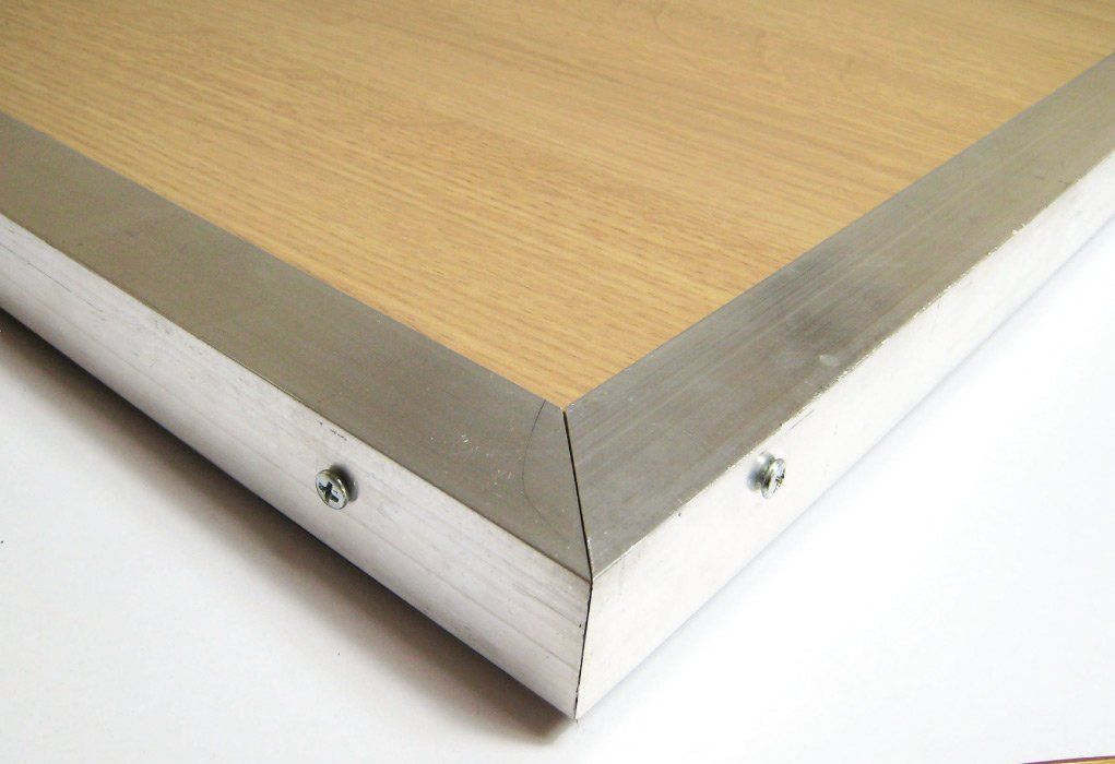 Metal edges for portable flooring and exhibition floors