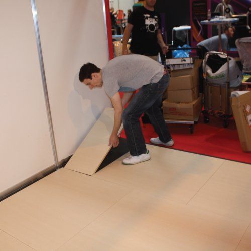 Connecting floor panels for exhibitions