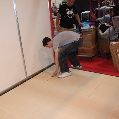 Connecting floor panel system for exhibitions