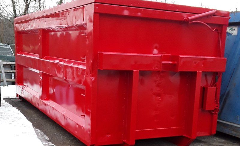 container rosso dopo lavoro di sabbiatura e verniciatura industriale