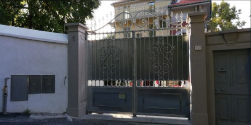 cancello in ferro battuto a due ante