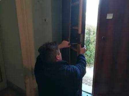 fabbro mentre sostituisce una serratura