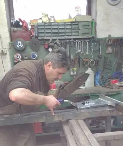 artigiano in laboratorio durante una lavorazione