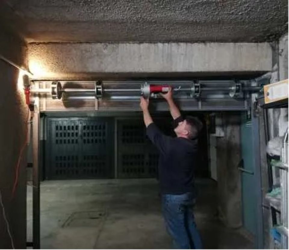 tecnico durante la riparazione di una serranda