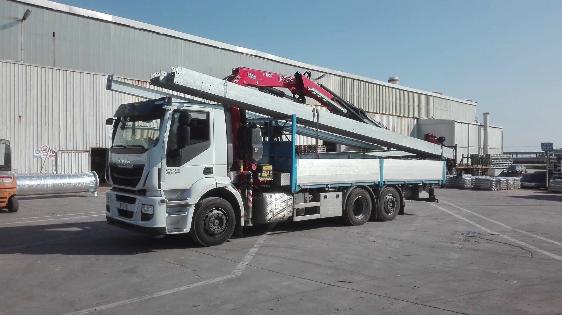 camion davanti al cantiere
