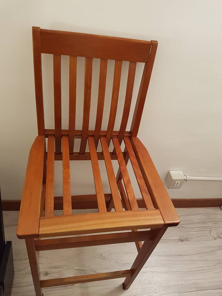 sedia in legno con asse mancante