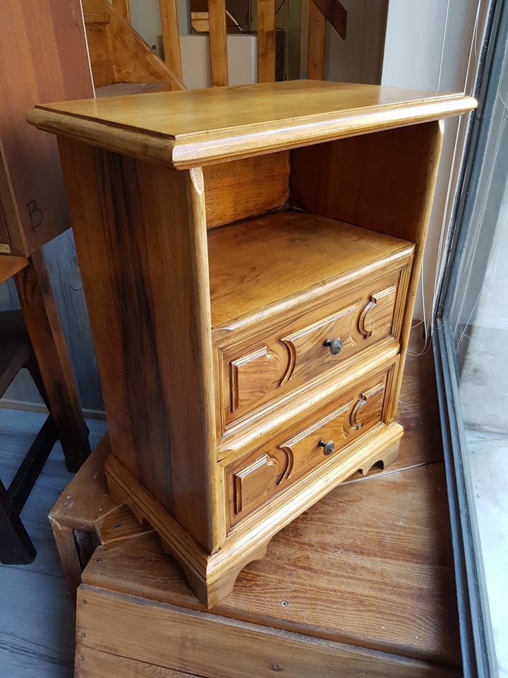 smontaggio di cassettiera in legno