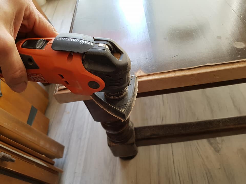 montaggio di mobile in legno