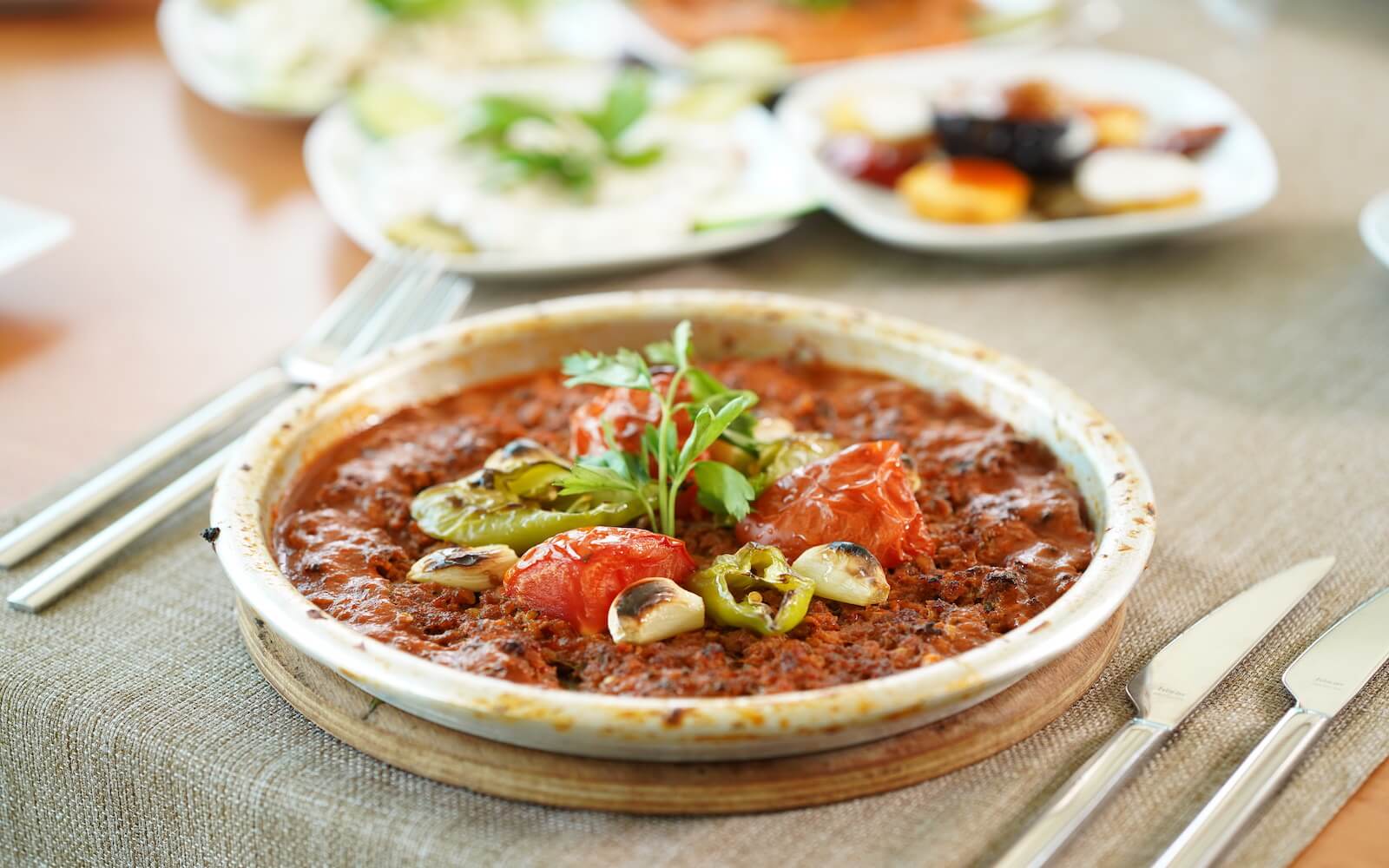 صورة مقربة لطبق طعام على طاولة مع أدوات.