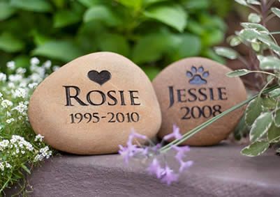 stone memorials with pet name