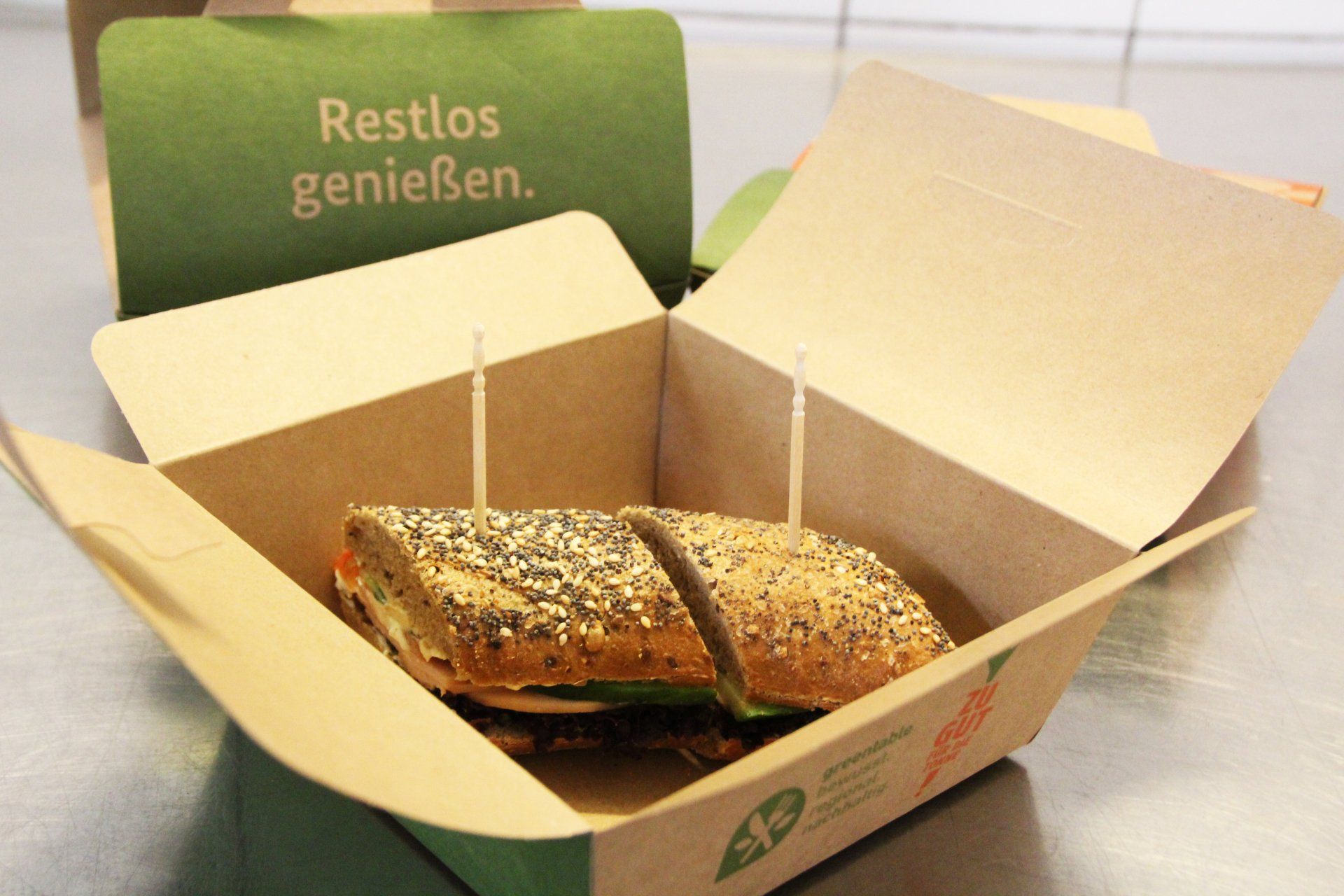 FLORIS Catering Beste Reste Box, gefüllt mit belegten Baguettes