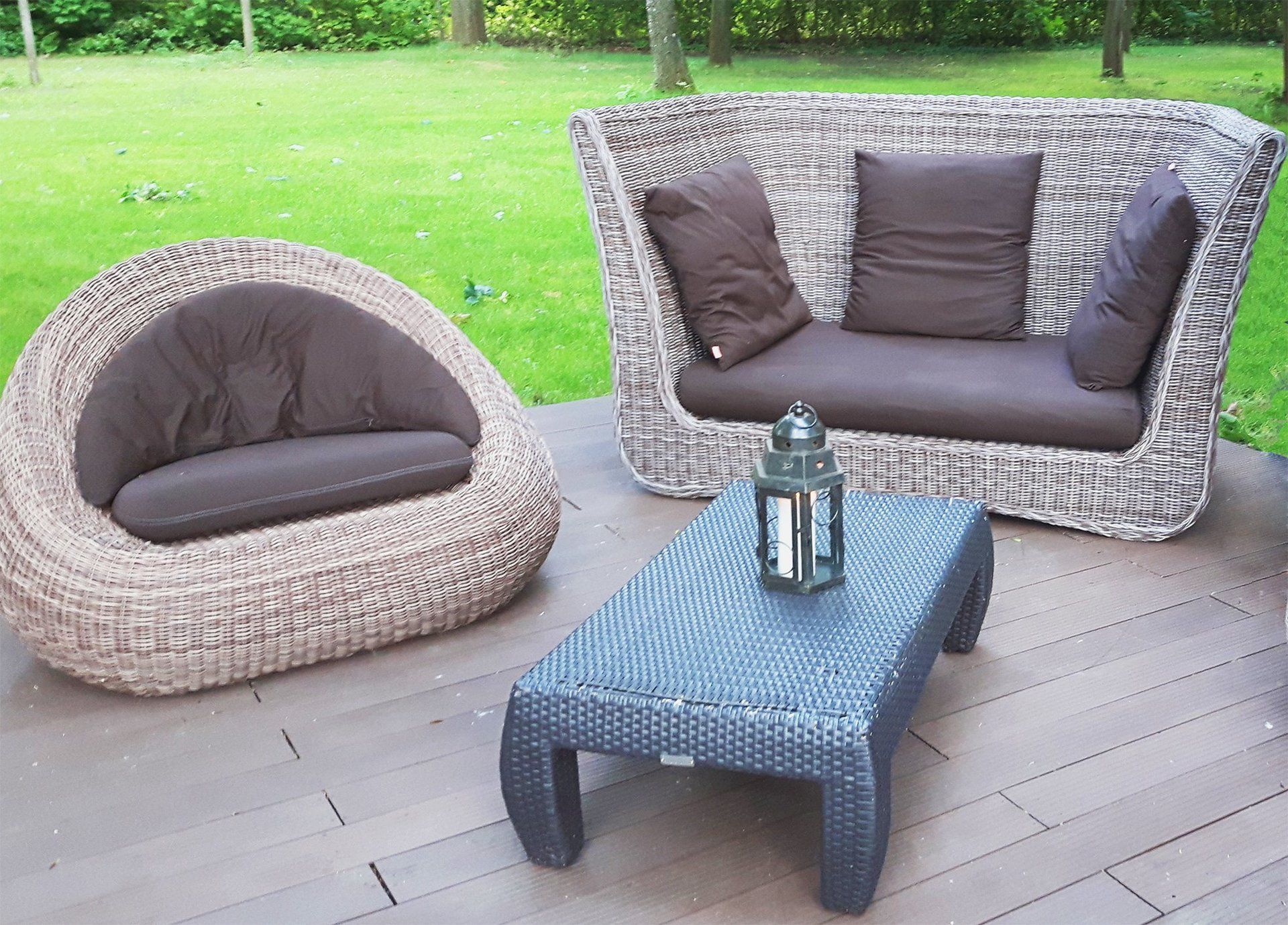 2 Rattansofas, 1 Rattantisch im Parkt der Bridge Studios