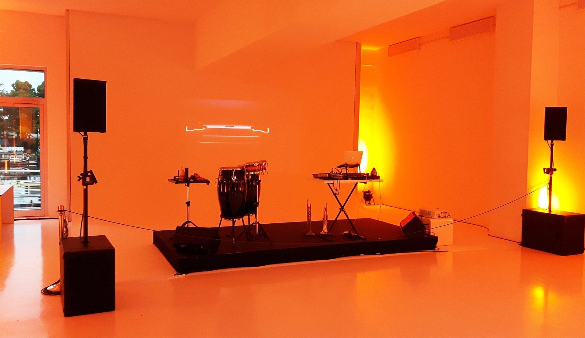 Studio 2 Bridge Studios. Hohlkehle im orangefarbenen Licht. Aufbau: Keyboard und Drums