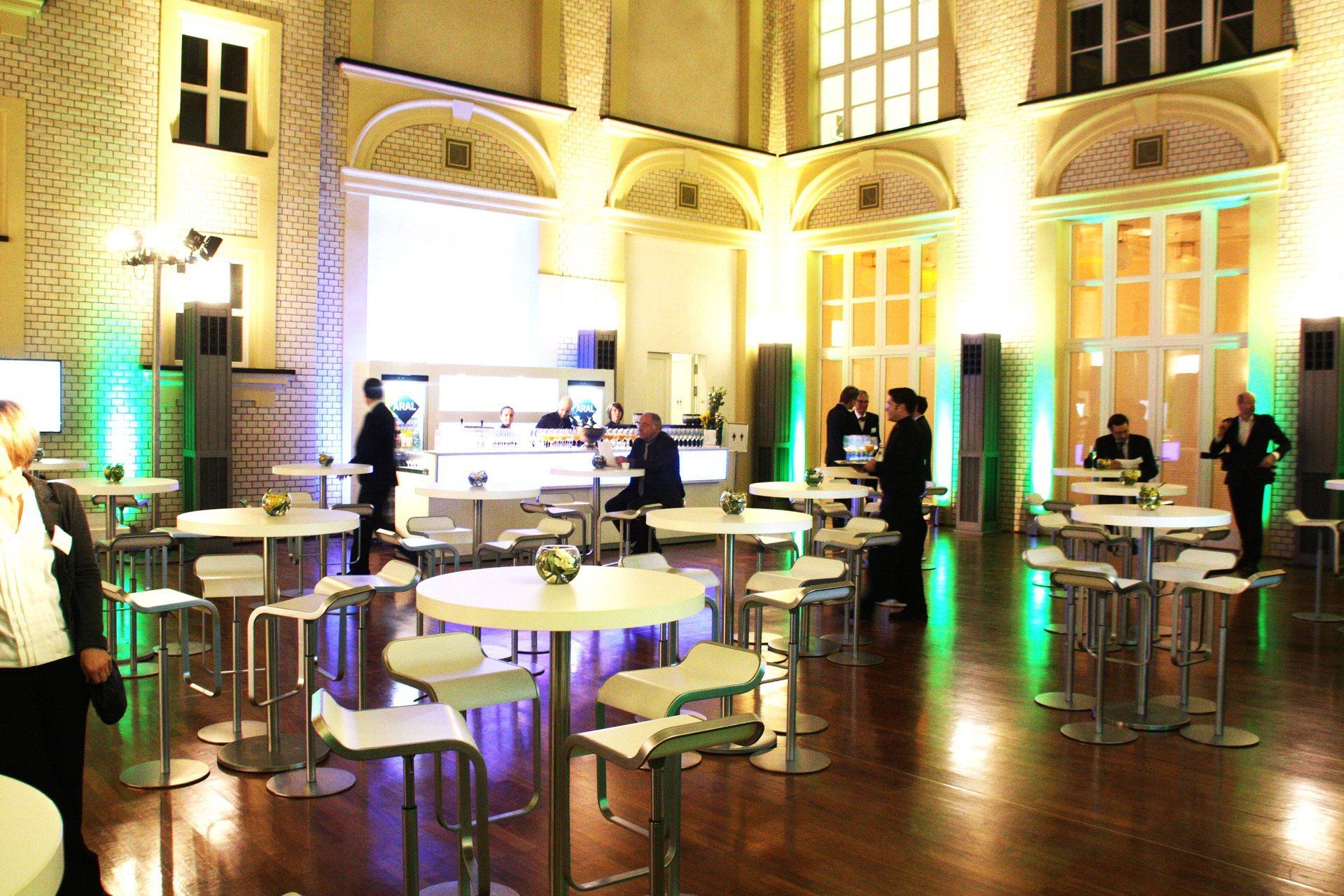 FLORIS Partner Location F.A.Z. Atrium . Bunt beleuchtet, Stehtische