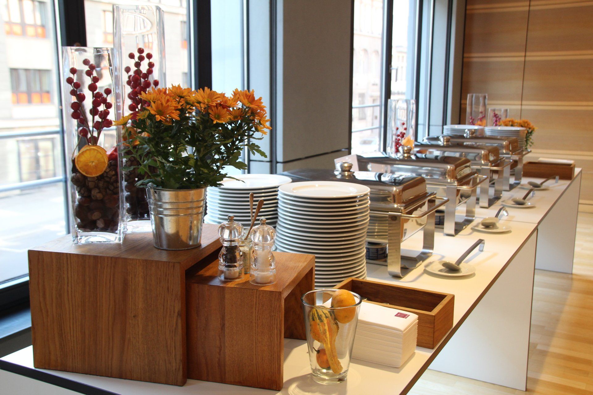Üppiges Frühstücksbuffet auf dekorieretn Tischen im dbb Forum