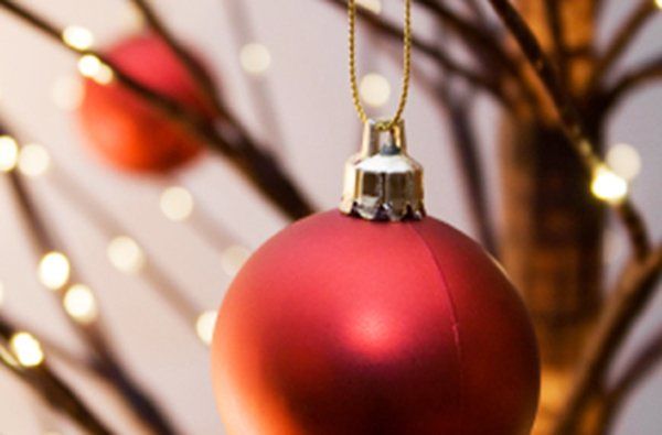 Rote Christbaumkugel hängt am Zweig