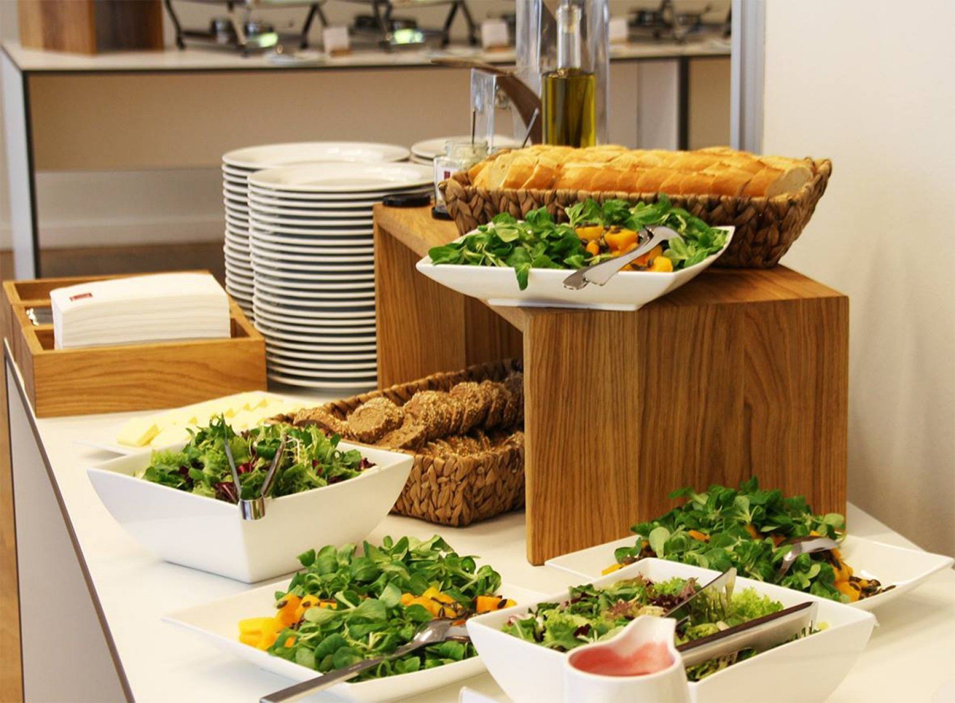 Appetitlich angerichtetes Salatbuffet im dbb forum