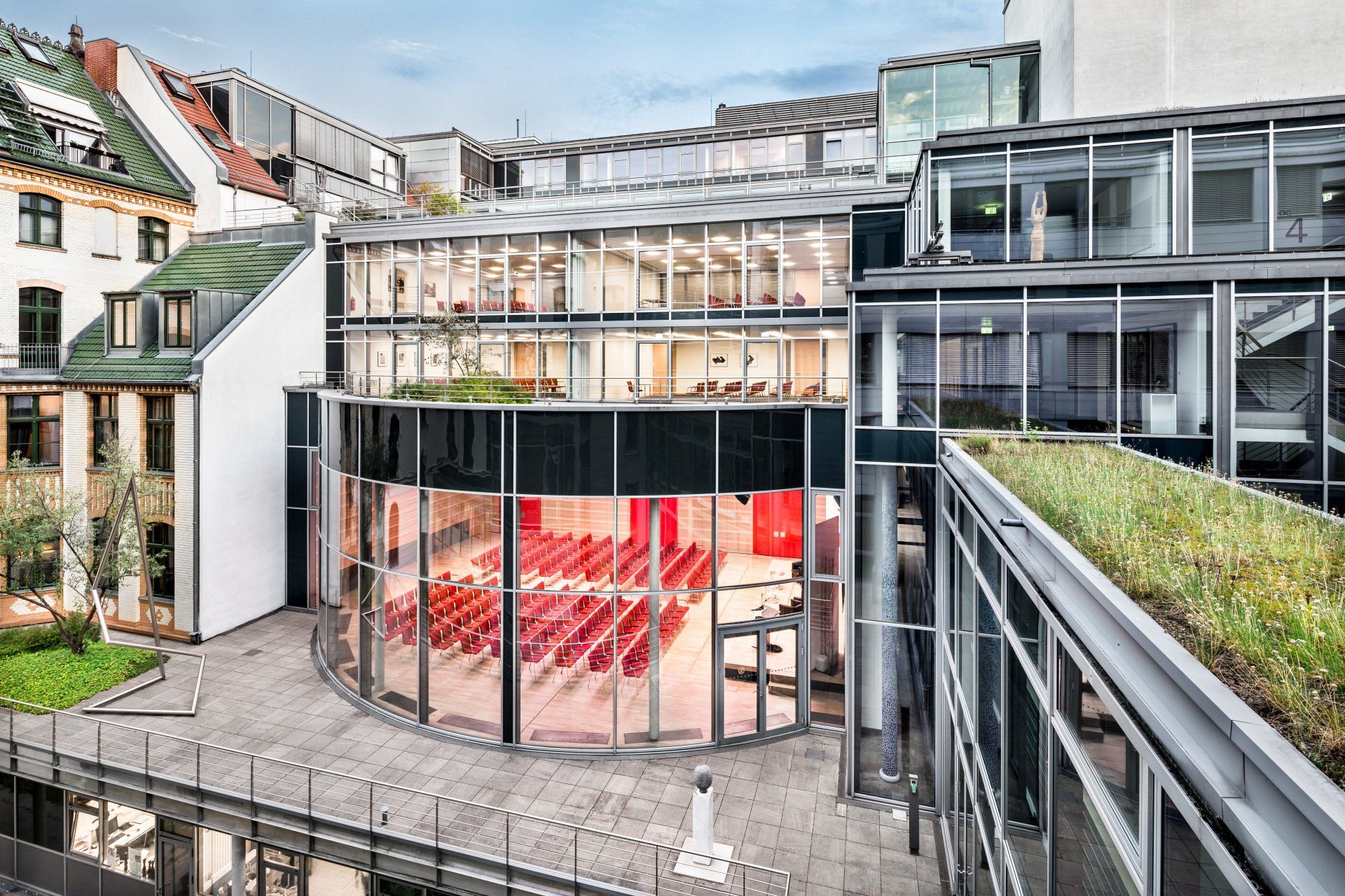 Blick von außen auf das lichtdurchflutete Atrium des dbb Berlin