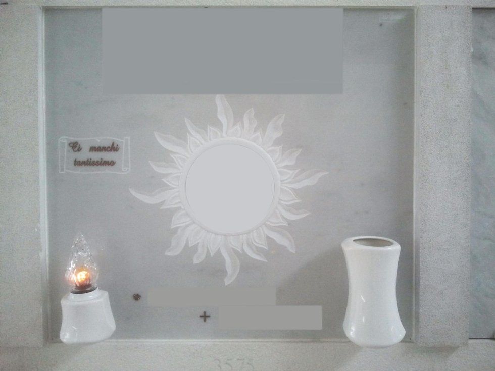 esempio di lapide in marmo in esposizione