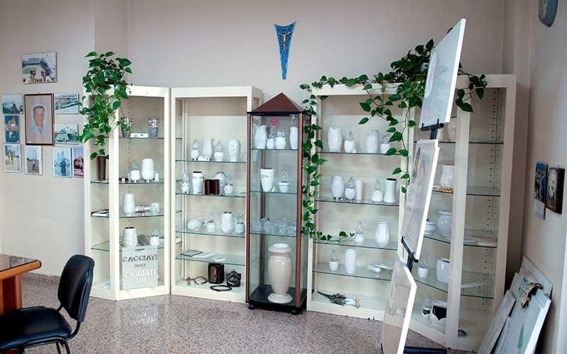 esposizione urne cinerarie