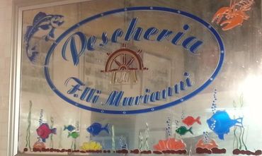 Pesci freschi in esposizione