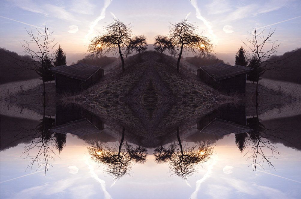 Fotografie der Künstlerin Benita von Wendt. Titel: Avalon. Die Fotografie besteht aus einer Fotomontage, durch Spiegelungen entsteht eine völlig neue Landschaft mit einer Insel im Morgengrauen.